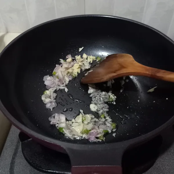 Panaskan minyak goreng, tumis bawang merah, bawang putih dan cabai rawit sampai harum dan layu. Pinggirkan bumbu, masukkan telur, buat orak-arik. Kemudian masukkan sosis, aduk rata.