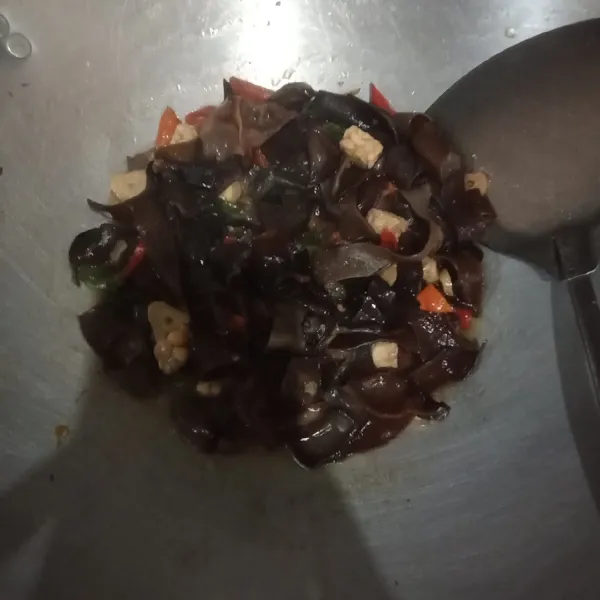 Terakhir masukkan jamur kuping,aduk tambahkan air masak sampai bumbu meresap. Koreksi rasa, angkat dan sajikan.