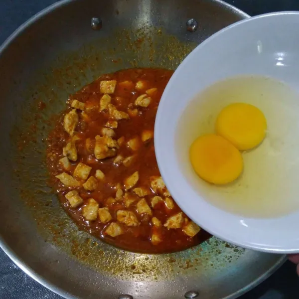 Masukkan telur, aduk-aduk sampai telur matang.