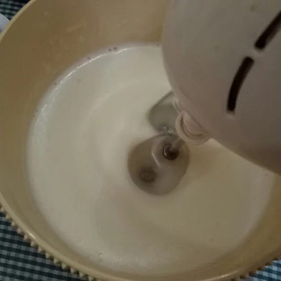Pandan Butter Cake : Kocok telur dan gula pasir hingga mengembang dan bewarna lebih pucat.