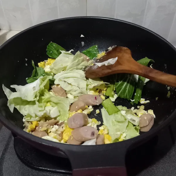 Masukkan kol, pakcoy dan daun bawang. Bumbui garam dan lada bubuk, masak sampai sayuran layu.