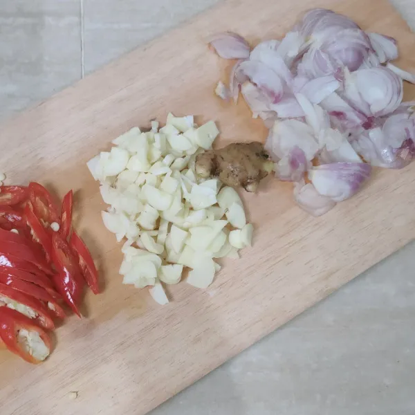 Selanjutnya, siapkan bahan bumbu, iris tipis bawang merah, bawang putih, dan cabe merah.