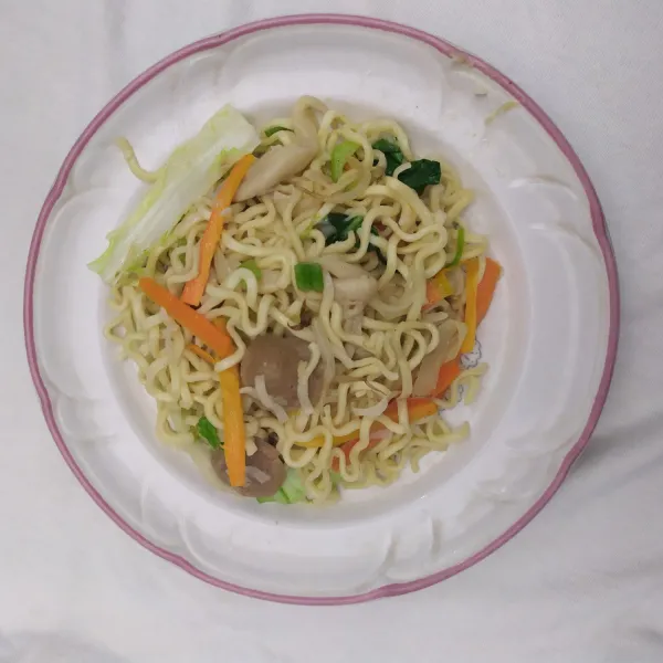 Pindahkan mie kedalam piring, Veggies Noodles yummy siap dihidangkan untuk orang tersayang.