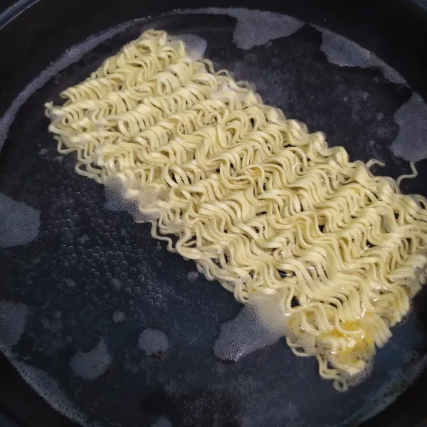 Rebus mie hingga lemas, angkat dan tiriskan.