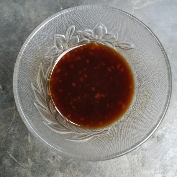 Masukkan kecap inggris, kecap asin, saus tomat, saus tiram dan gula pasir dalam satu wadah, aduk hingga tercampur rata.