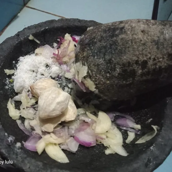 haluskan semua bumbu,termasuk ebi