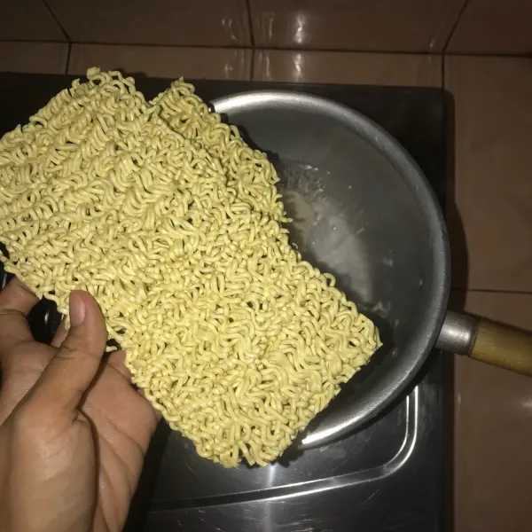 Rebus mie cap 3 ayam sampai matang (2-3 menit). Tips supaya tidak menempel bisa diberikan minyak sedikit saat direbus.