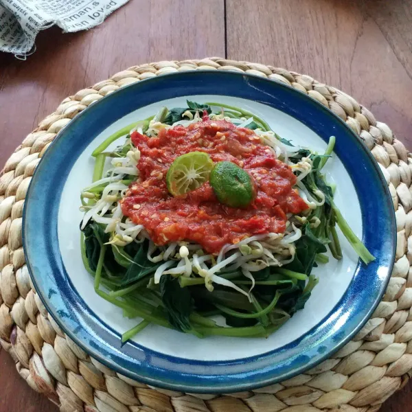 Tata kangkung dan tauge di atas piring, lalu siram atasnya dengan sambal. Sajikan.