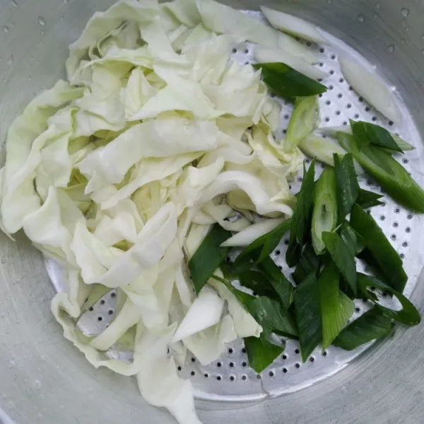 Potong-potong kol dan daun bawang sesuai selera, sisihkan.