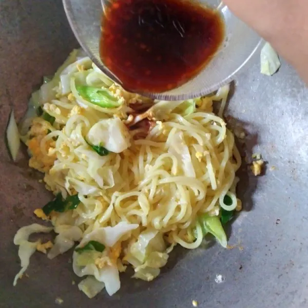 Tambahkan bumbu saus yang telah dibuat, aduk hingga rata.