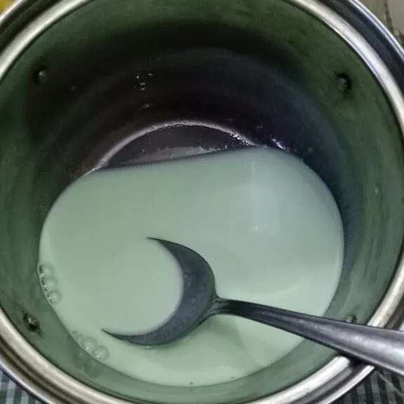 Vanilla Green Milk : Campurkan susu cair, santan dan susu kental manis. Panaskan sebentar, kemudian angkat dan dinginkan.