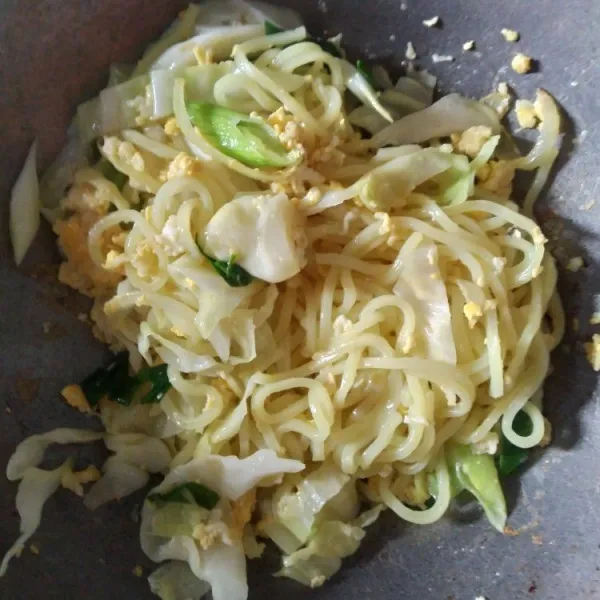 Kemudian masukkan soba/ramen aduk hingga rata.