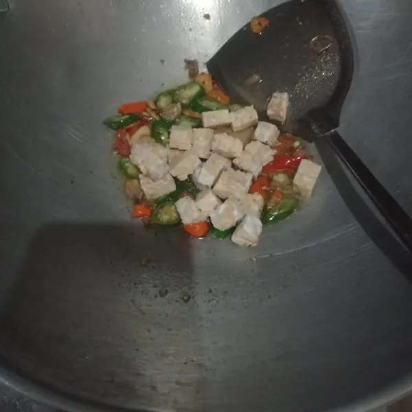 Lalu masukkan tempe, tumis sebentar tambahkan garam, kecap manis, gula pasir dan saus tiram.