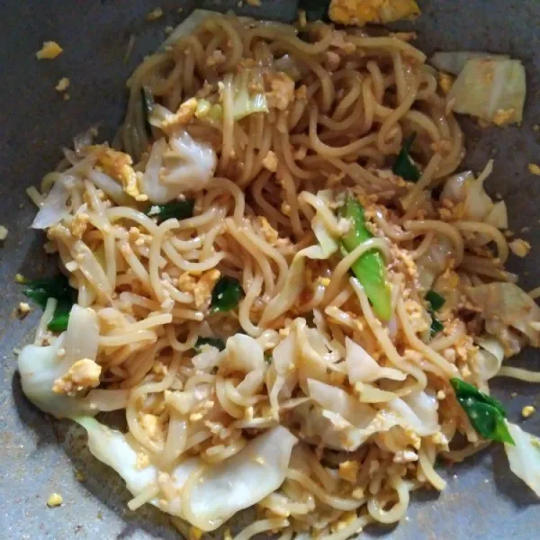 Kecilkan api, aduk hingga bumbu merata. Yakisoba siap dinikmati, lebih nikmat disajikan panas.