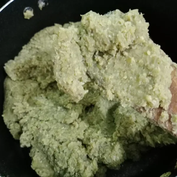 Masak sampai kalis/bisa dibulatkan, biarkan sampai dingin