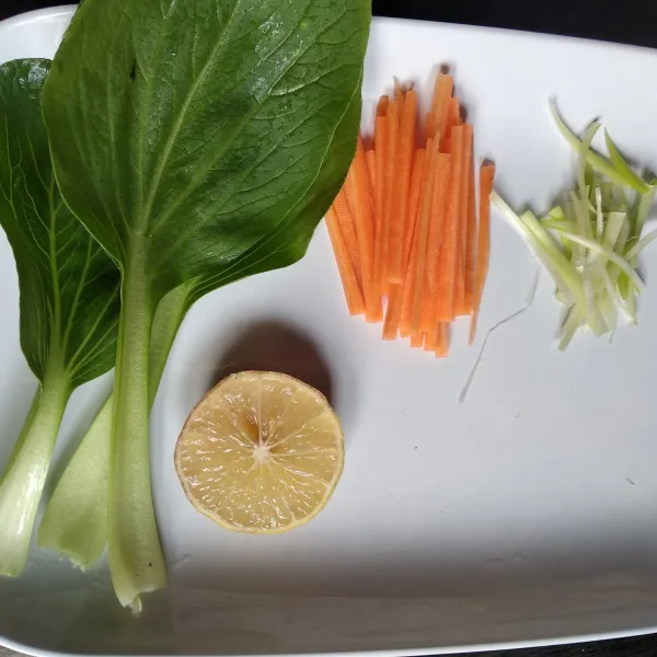 Siapkan sayuran, potong memanjang wortel dan daun bawang. Kemudian rebus sebentar sayuran cukup hingga agak layu.