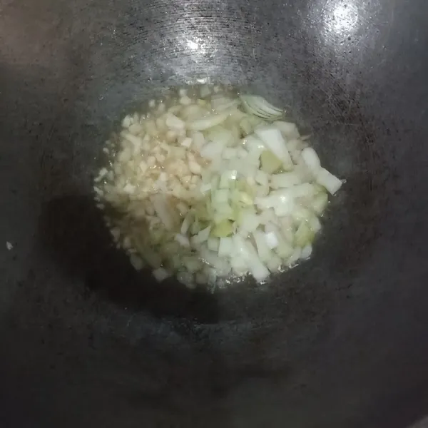 Panaskan minyak, tumis bawang bombay dan bawang putih sampai harum.