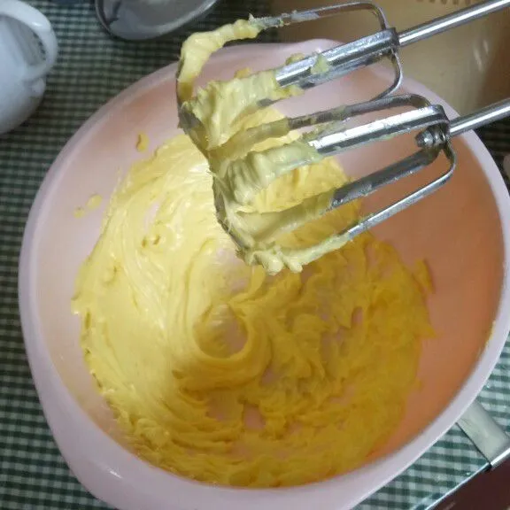 Ditempat terpisah, kocok mentega tawar (dapat ditambahkan sejumput garam). Apabila menggunakan margarin, tidak perlu ditambahkan garam. Kocok mentega hingga lembut.