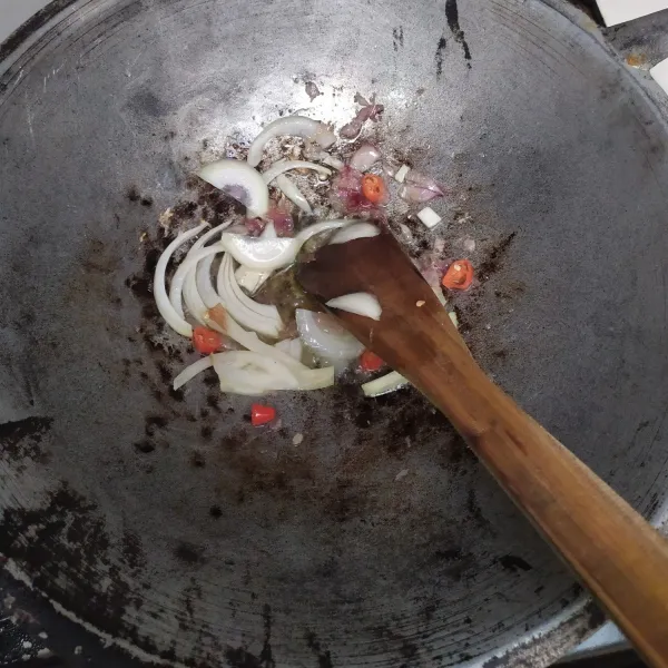 Kemudian masukan bawang bombay, cabai, bakso, dan daging ayam hingga matang.