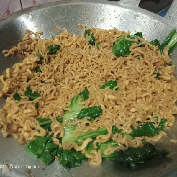 tambahkan kecap manis,ratakan sampai semua mie berwarna kecoklatan,lalu angkat.mie siap disantap