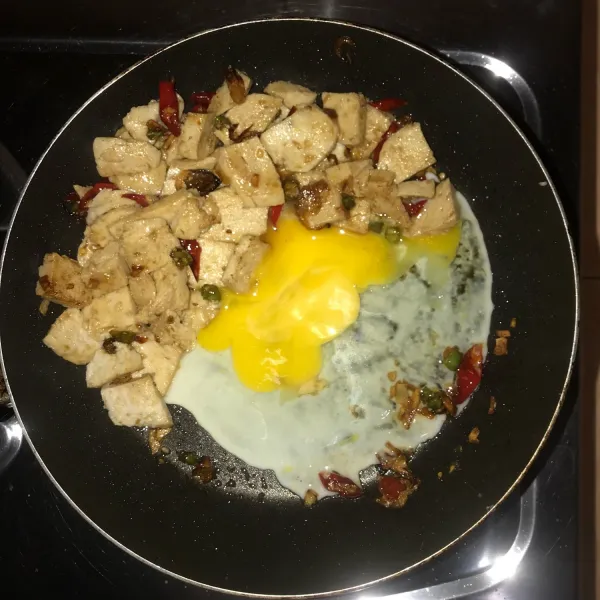 Tambahkan telur dan aduk (orak arik).