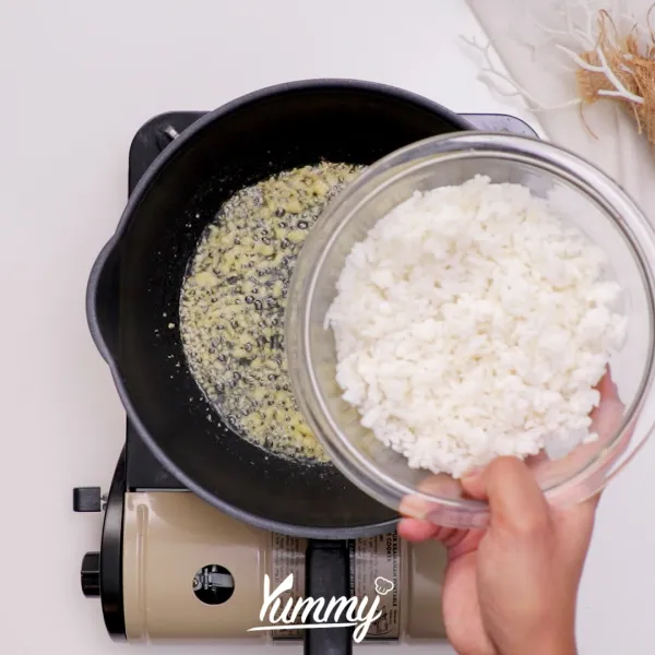 Tambahkan nasi putih, penyedap jamur dan garam lalu aduk hingga tercampur rata.