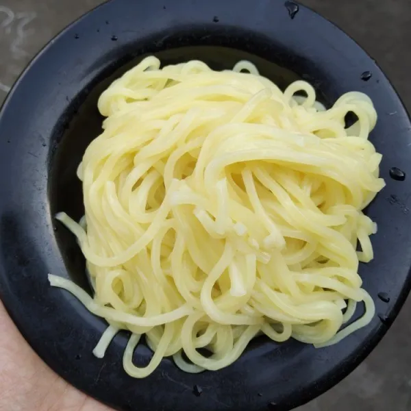 Rebus soba/ramen sebentar saja agar tekstur tetap kenyal, sisihkan.