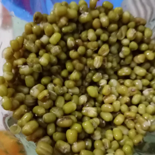 Tiriskan, lalu blender kacang hijau sampai halus, beri sedikit air agar blender memutar