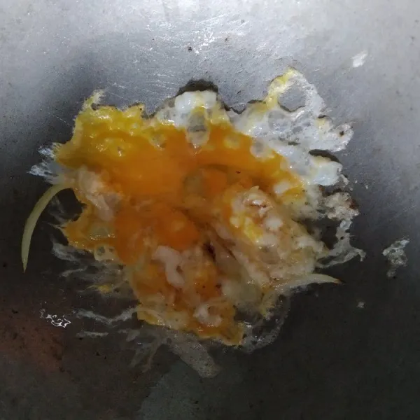 Masukkan telur dan aduk sehingga menjadi telur orak arik.
