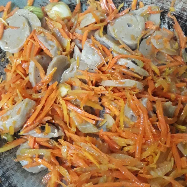 Tumis dengan sedikit minyak bwang bombay hingga harum, lalu tambahkan wortel serta bakso hingga layu.