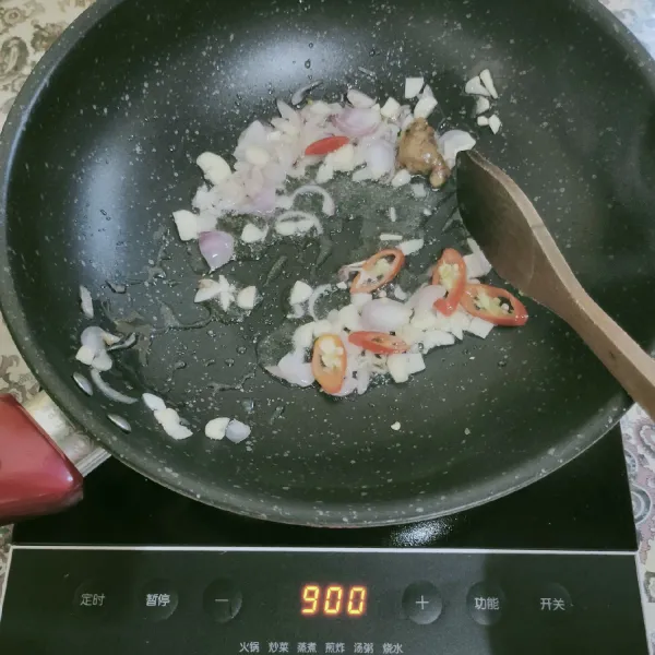 Panaskan margarin, tumis bawang merah dan bawang putih hingga harum.