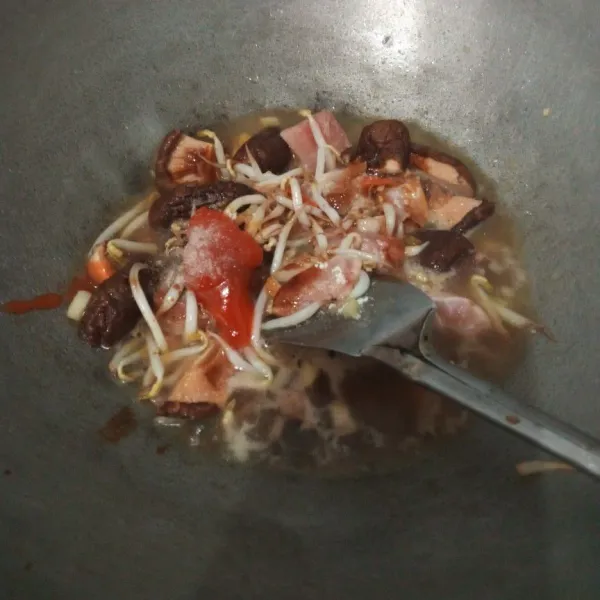 Masukkan ayam, jamur, tauge dan semua bumbu, tambah sedikit air.