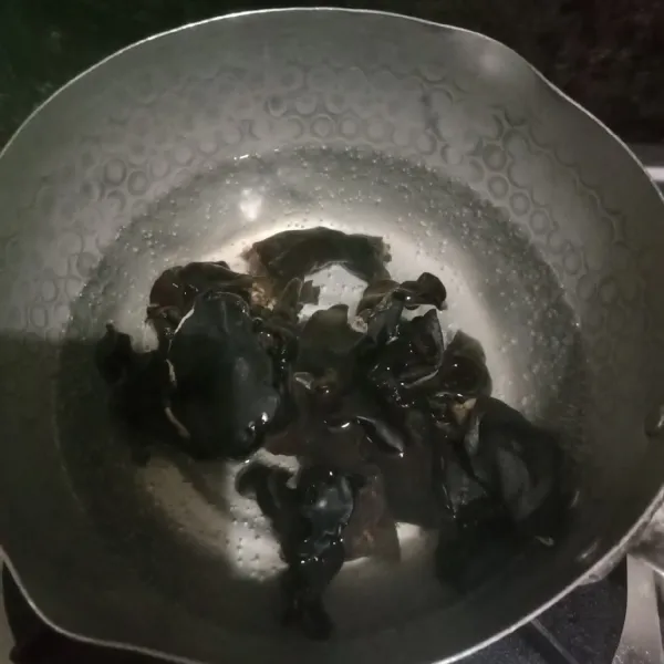 Rebus jamur kuping sebentar saja, tiriskan potong memanjang jamur dan potong dadu tempenya.