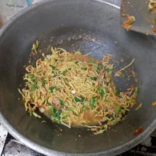 Masukkan mie kuning,  aduk rata.  Masak hingga mie lembut.