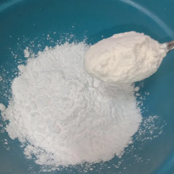 Siapkan wadah masukkan 5 sdm tepung tapioka.