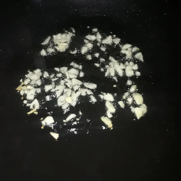 Tumis bawang putih hingga harum.