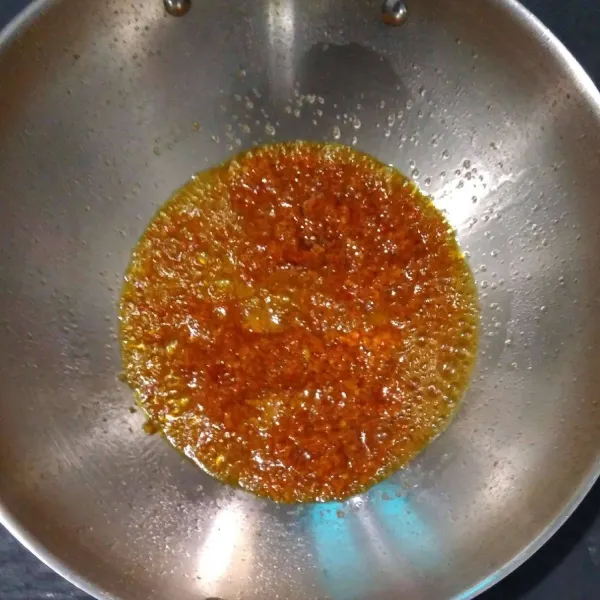 Siapkan wajan tuang minyak panaskan, tumis bumbu yang sudah dihaluskan sampai harum.