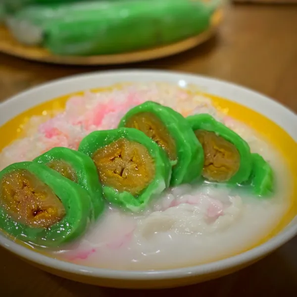 Sajikan pisang ijo dengan bubur sumsum, saus santan, es serut, sirup rasa pisang dan madu/susu kental manis.