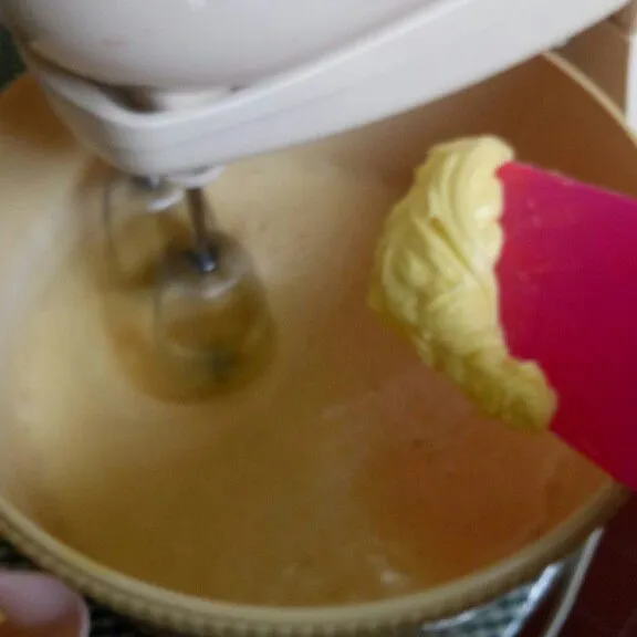 Kemudian kocok kembali adonan telur, tambahkan sebagian mentega yang sudah dikocok.