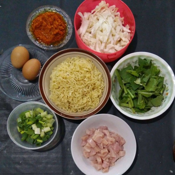 Siapkan bahan : mie seduh, daging ayam, telur, daun kol, daun sawi hijau, daun bawang, bumbu halus.