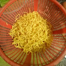 Cuci bersih mie kuning,  lalu tiriskan.