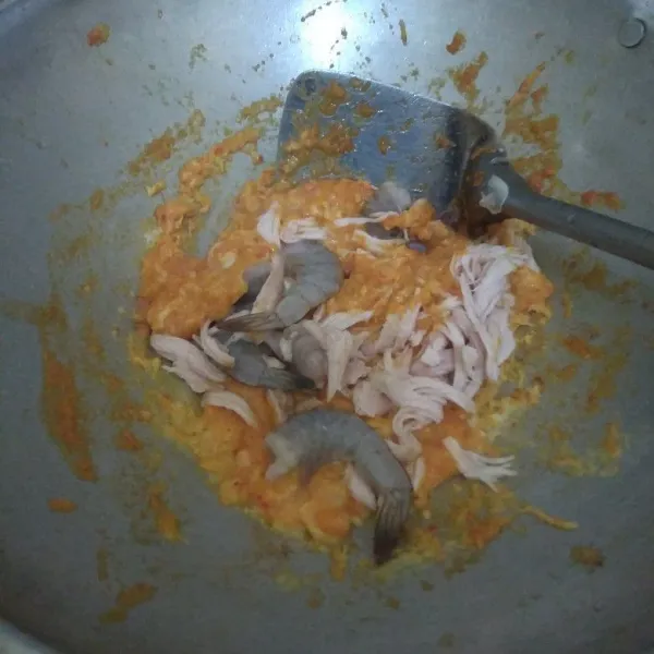 Tuang telur kocok, orak-arik. Lalu tambahkan ayam suwir dan udang. Masak hingga udang berubah warna.
