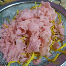 Goreng kerupuk merah, sisihkan.