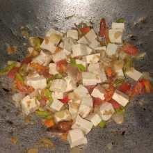 Masukan tahu, aduk rata.
