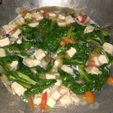 Beri garam, gula, kaldu bubuk, masak sampai sawi layu lalu koreksi rasa.