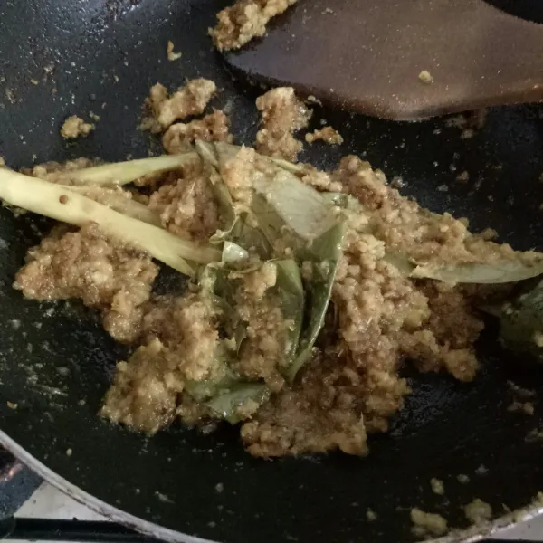 Tambahkan daun salam dan serai. Tumis hingga harum dan matang.
