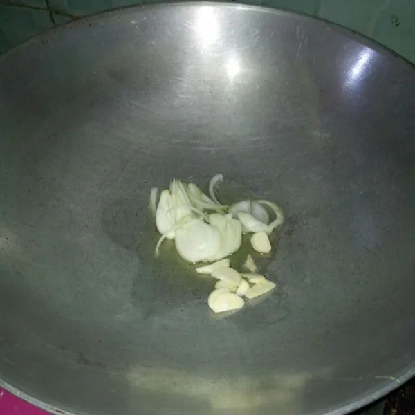 Panaskan minyak, tumis bawang bombay dan bawang putih hingga harum.