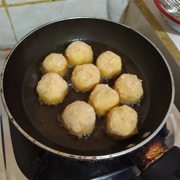 Panaskan minyak, goreng kroket mie hingga kuning keemasan. Angkat dan tiriskan. Untuk kroket yang belum digoreng, bisa disimpan dalam wadah tertutup rapat dan tahan hingga 1 minggu di dalam lemari es. Selamat mencoba !