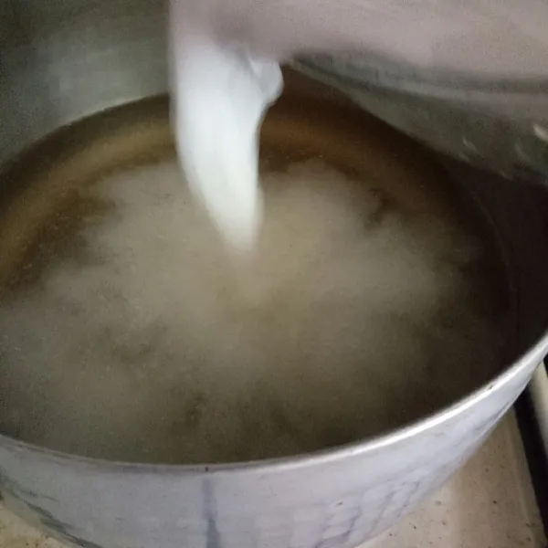 Siapkan air kaldu ayam, tambahkan santan.