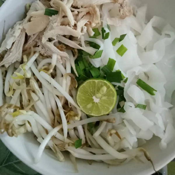Tata dalam mangkuk, kwetiaw, toge, kucai dan daging ayam.  Sajikan saat kuah panas.